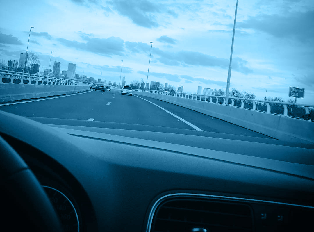Uitzicht vanuit een auto op de weg